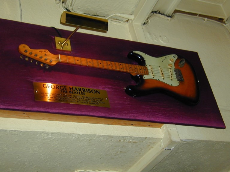 Hard Rock Cafe London Harrison's Stratocaster gespielt auf 'While my guitar gently weeps'